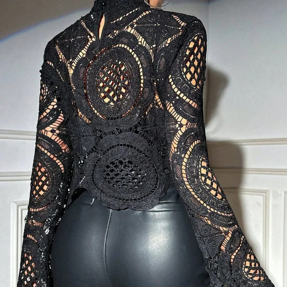 Black Casual Women's Water-Soluble Flower Positioning Edge Perspective Blouse - Picture 2 of 6